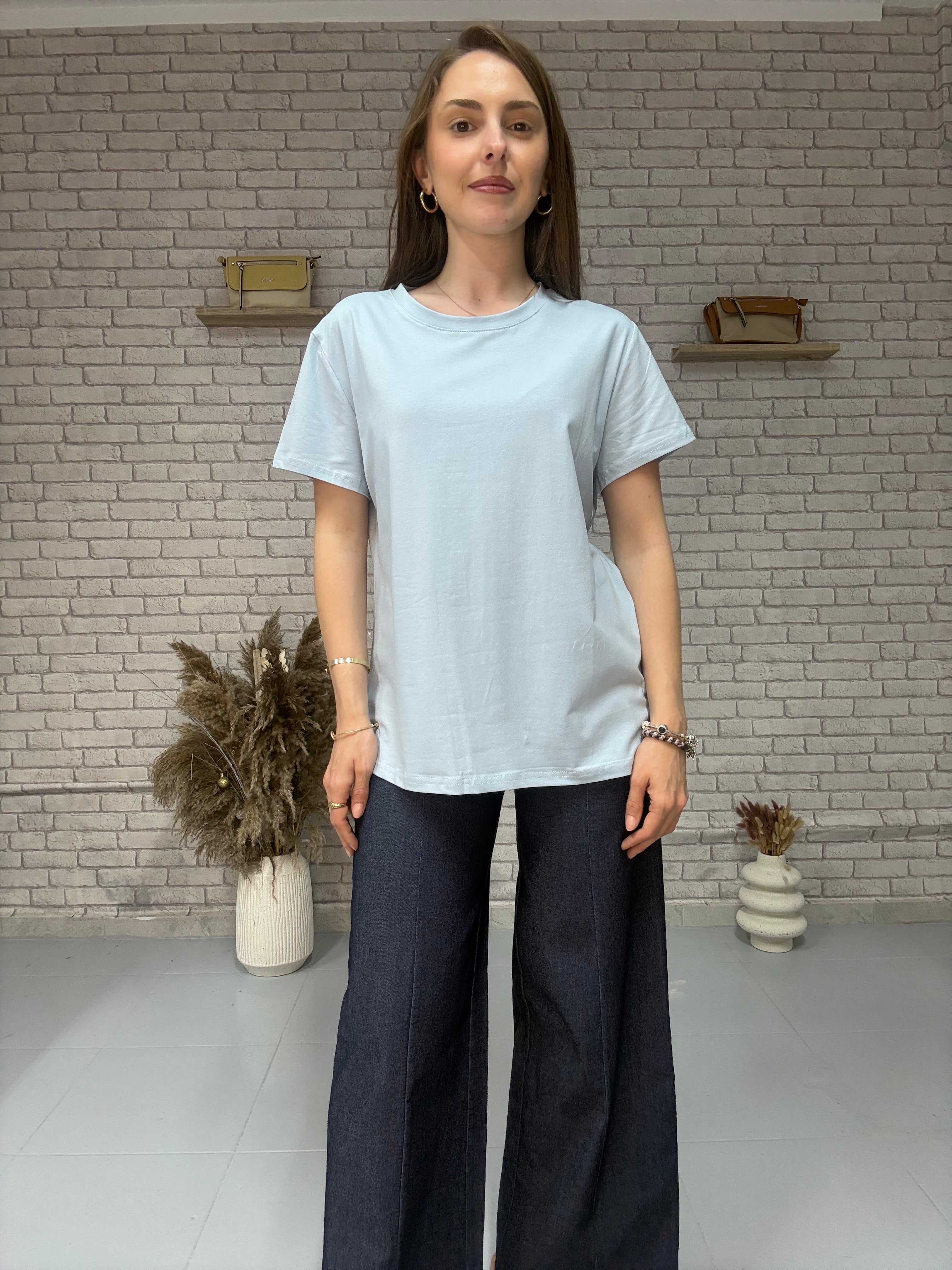 T-shirt σε διάφορα χρώματα