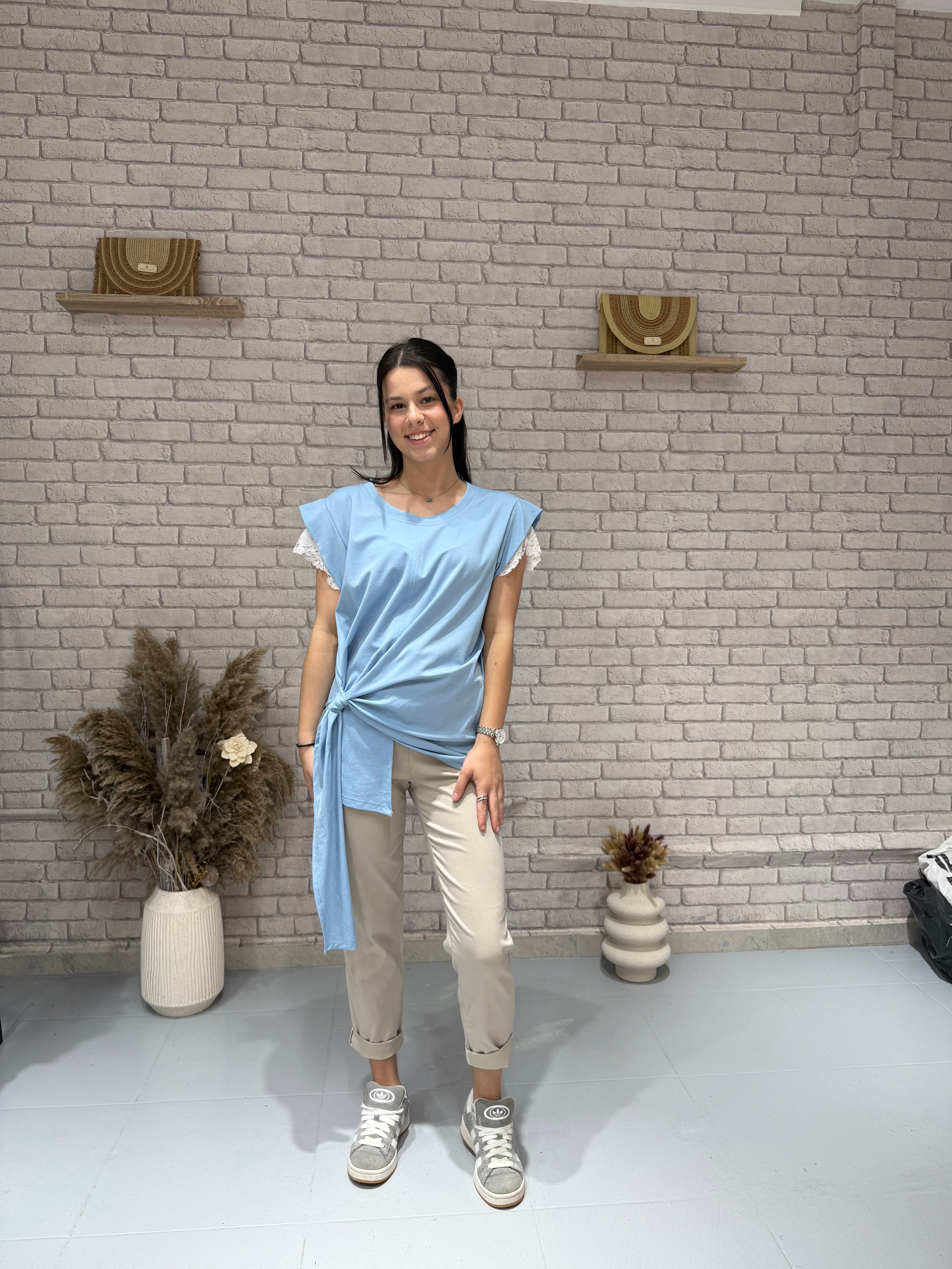 Γυναικεία Μπλούζα με Δαντέλα στο Μανίκι